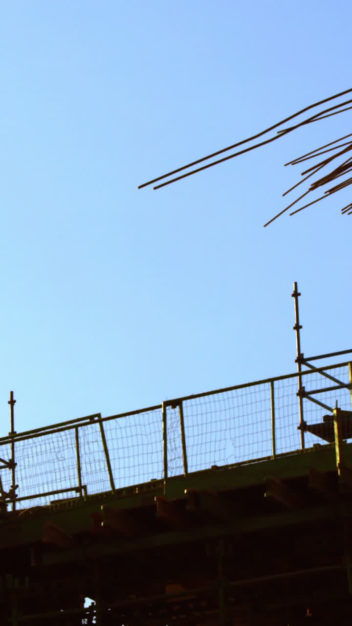 lapso de tiempo de la grúa y el sitio de construcción del edificio