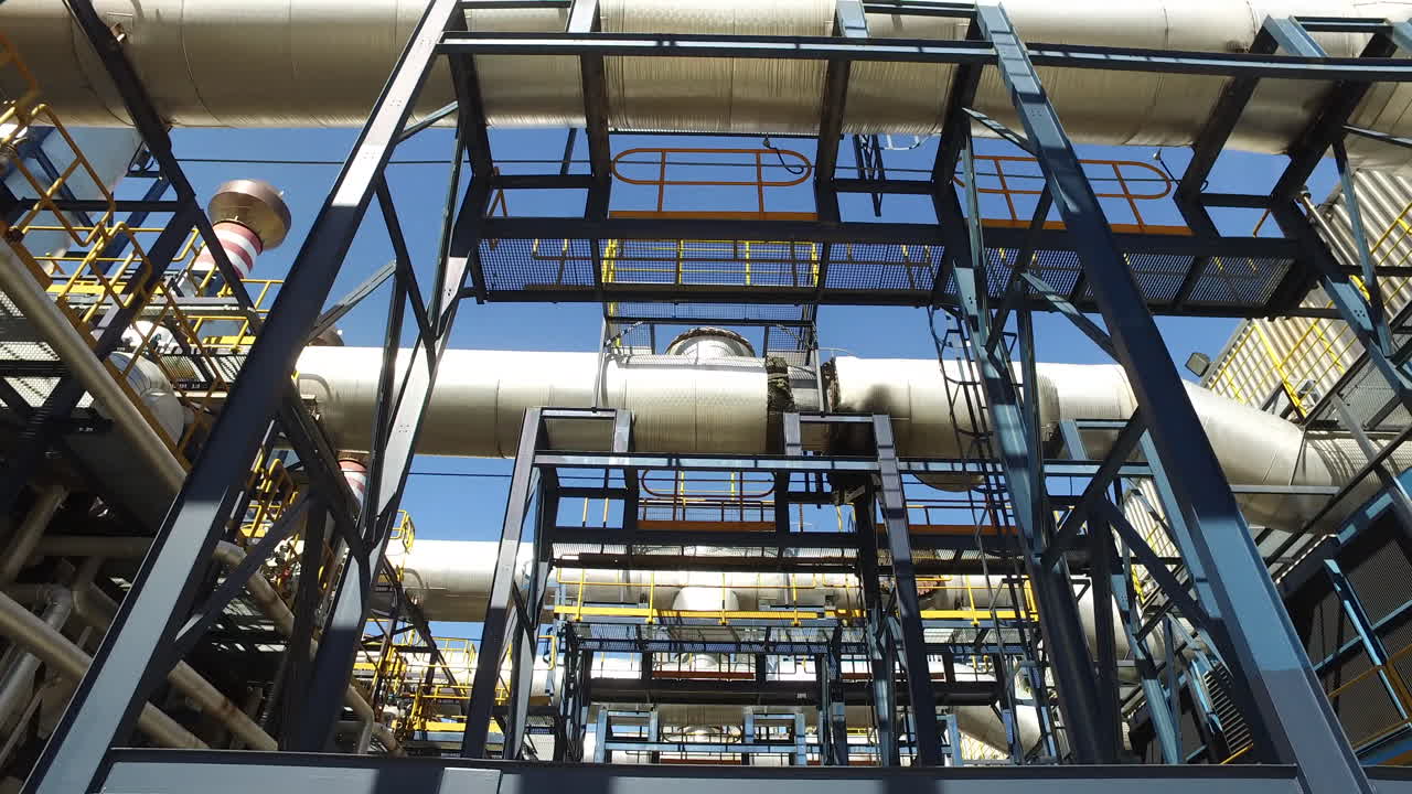 파이프가 많은 외부 주유소