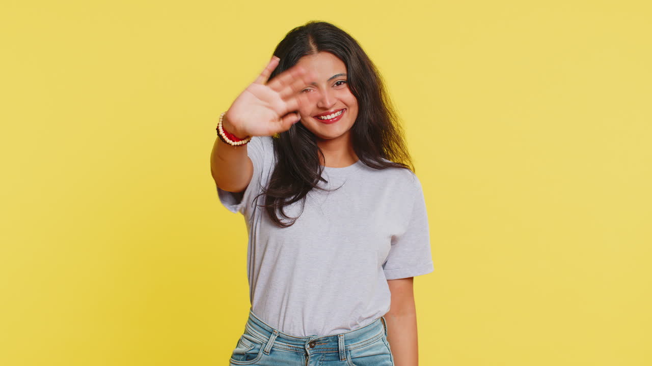 mujer feliz sonriendo amistosamente agitando las manos haciendo gestos saludos saludos o adiós, invitación a una reunión
