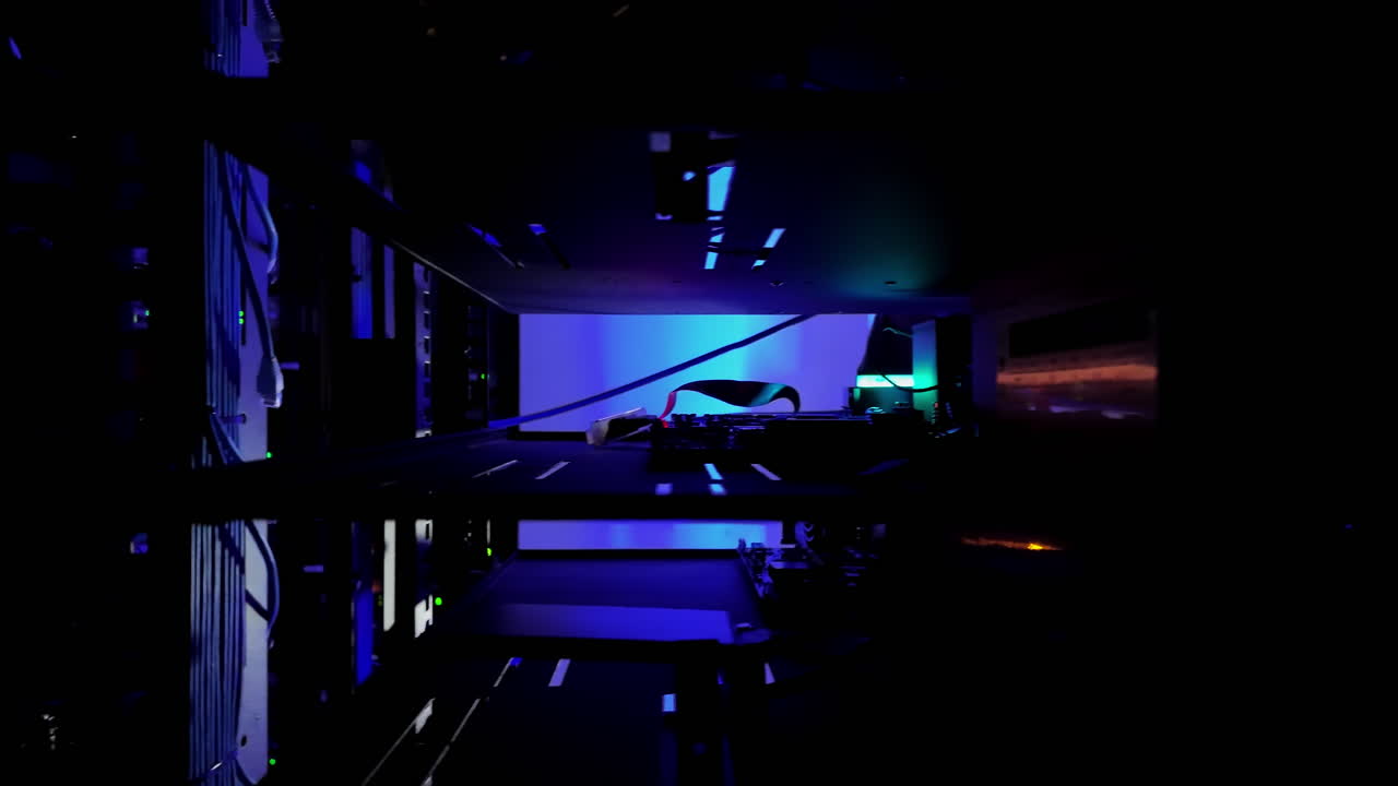 Primo piano di un server montato su rack in un data center