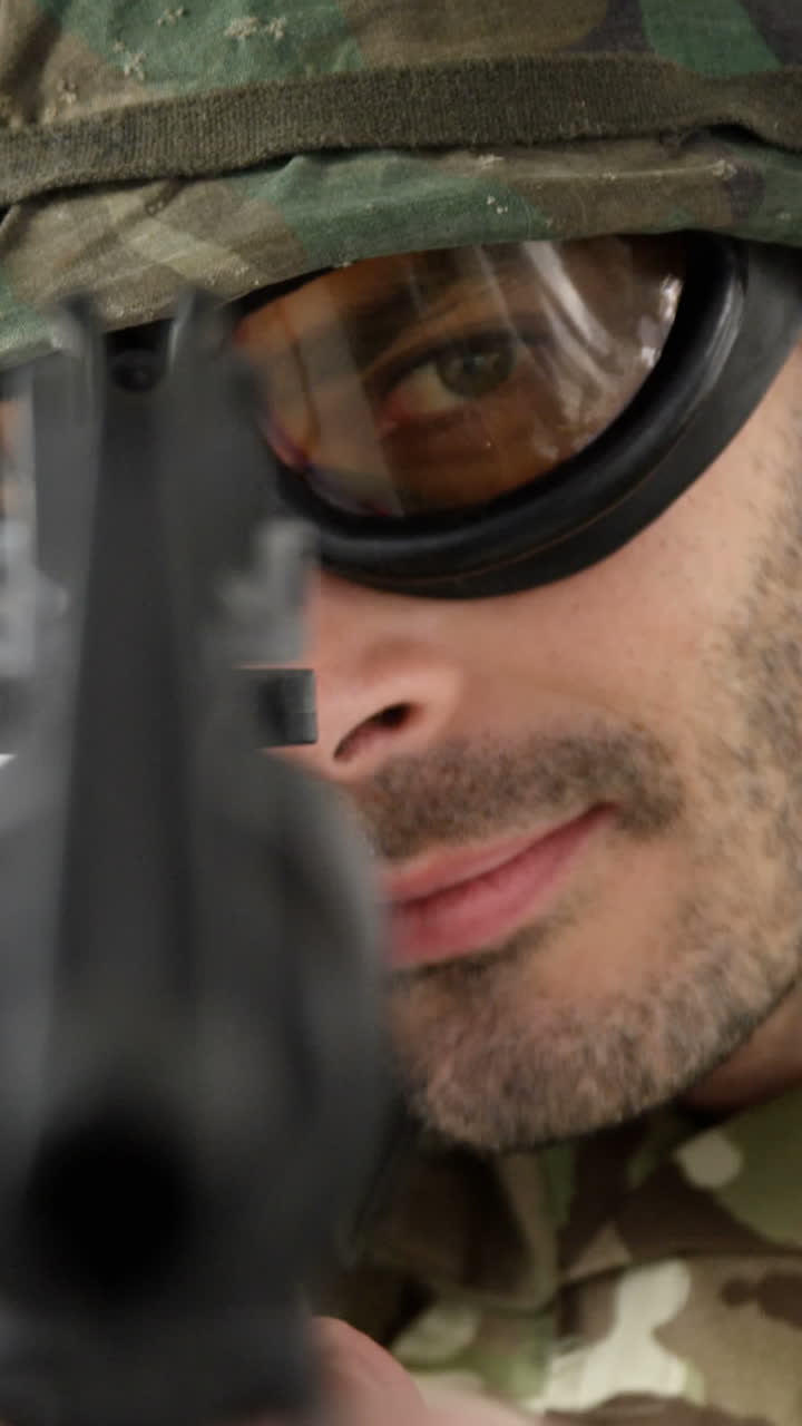 soldado apuntando un rifle sobre un fondo blanco