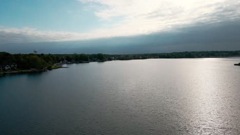 Un-Día-Tormentoso-Muestra-Nubes-Pesadas-Sobre-El-Lago-Mona