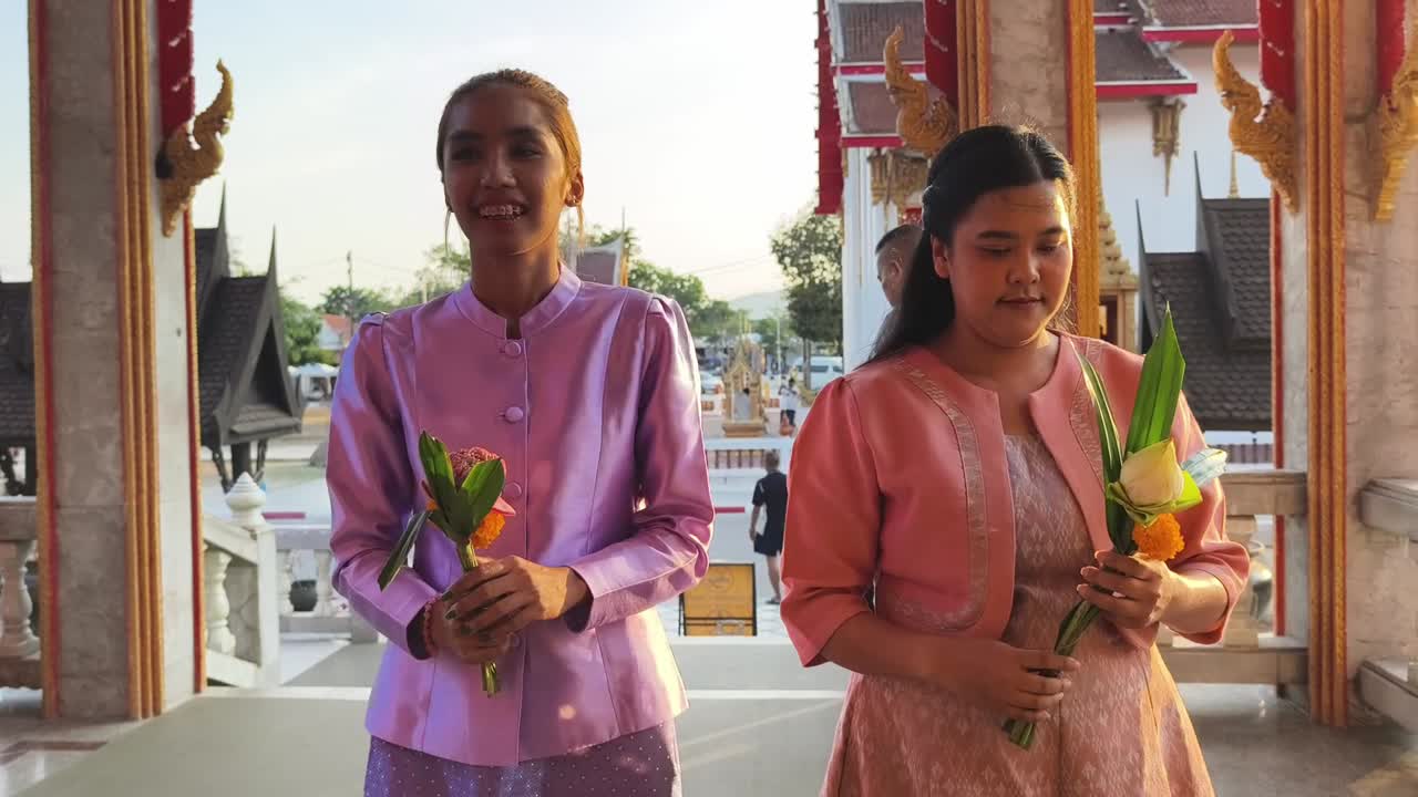 donne thailandesi in cerimonia al tempio