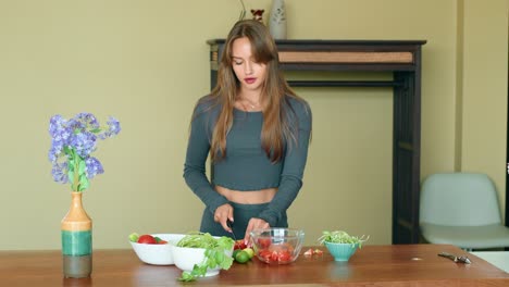 mujer preparando una ensalada saludable