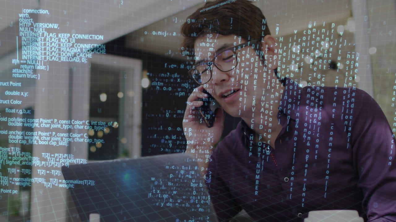 animación del procesamiento de datos sobre un hombre asiático sonriente que usa un teléfono inteligente