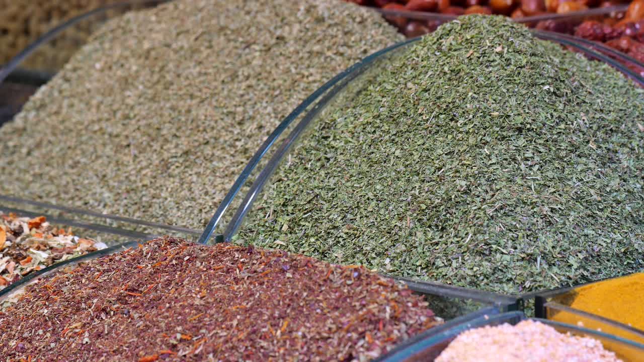 variedad de especias en un mercado