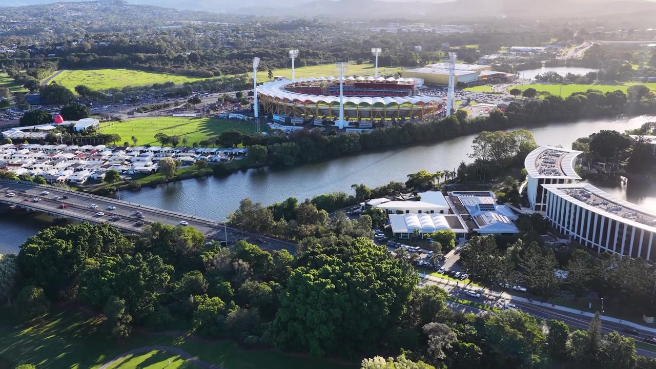 Veduta aerea di stadio e fiume in un paesaggio urbano.