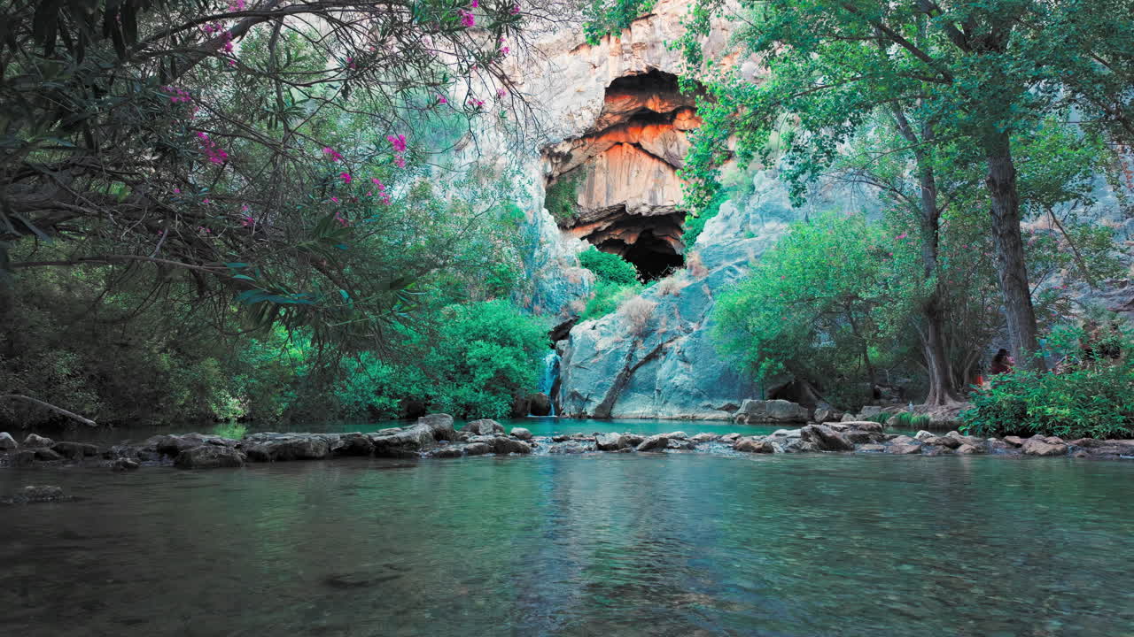 Grotta monumento naturale Cueva del Gato con cascata a Ronda, Spagna, con ripresa all'indietro