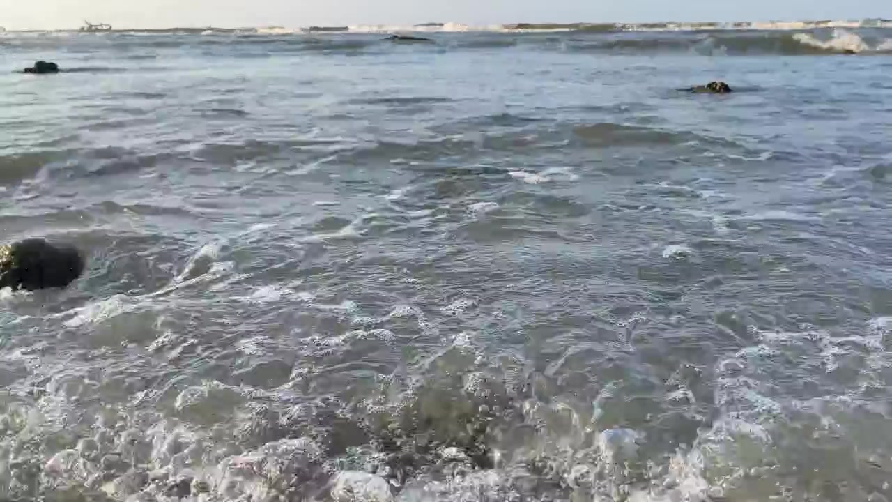 Onde oceaniche delicate che lambiscono la costa rocciosa