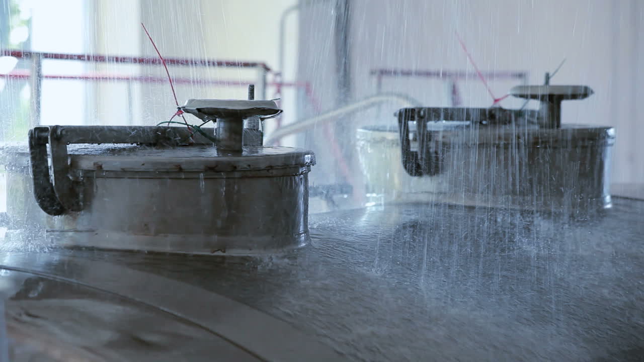 우유 자동차 세척 물. 우유 공장 가공. 우유 트럭 청소 물