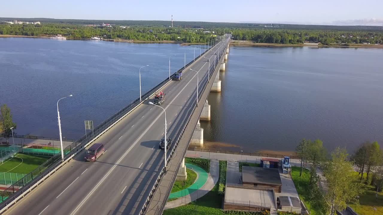 강 을 가로지르는 다리 의 공중 사진