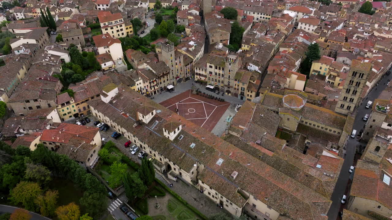 vista panorámica de la piazza grande rodeada de antiguos edificios de piedra en arezzo, toscana italia