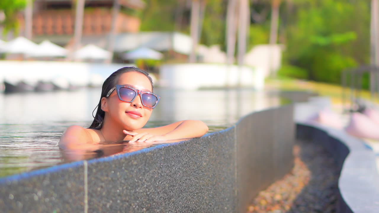 리조트 수영장 가장자리에 접근하는 젊은 여성의 클로즈업