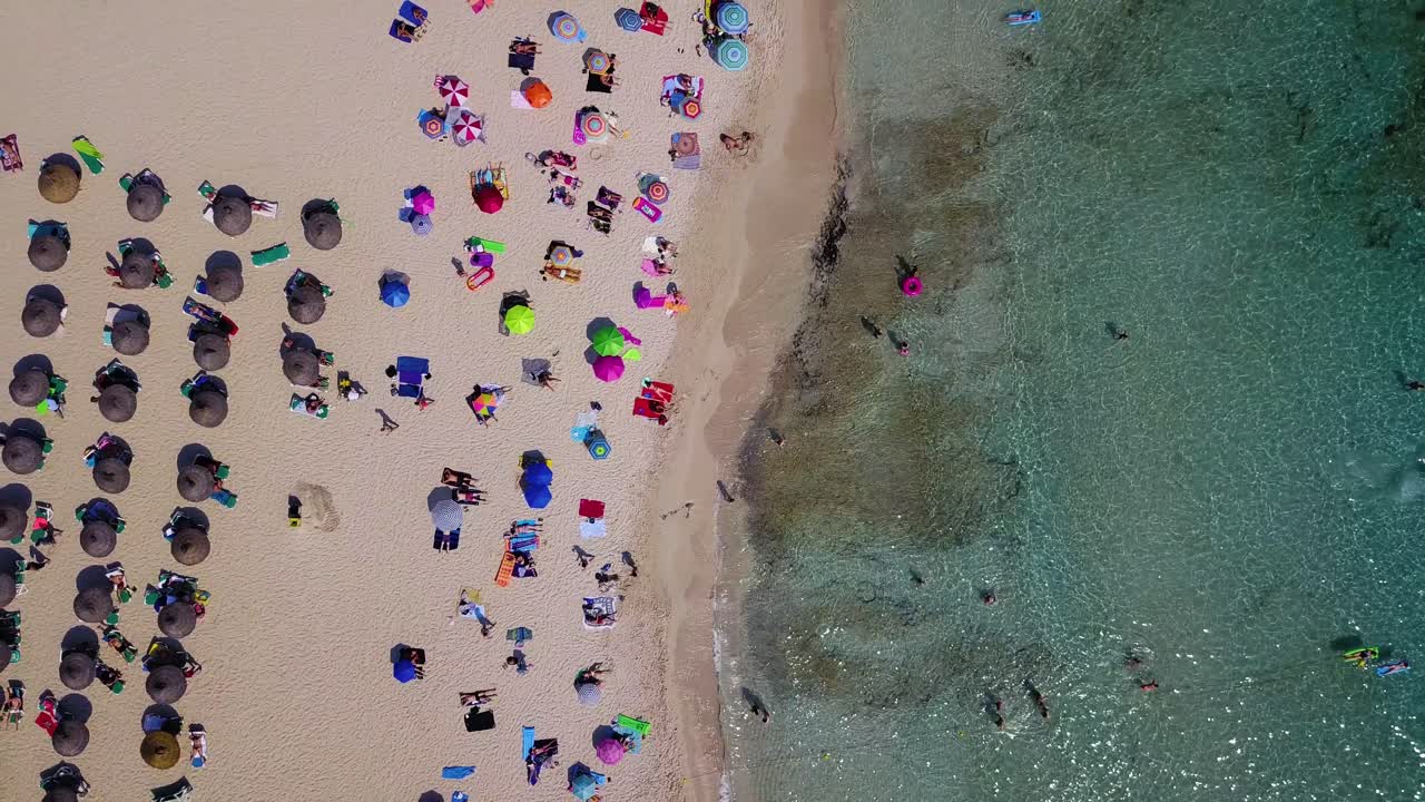 fotografía de avión no tripulado de la playa de cala agulla, una popular escapada para turistas ubicada en mallorca, españa
