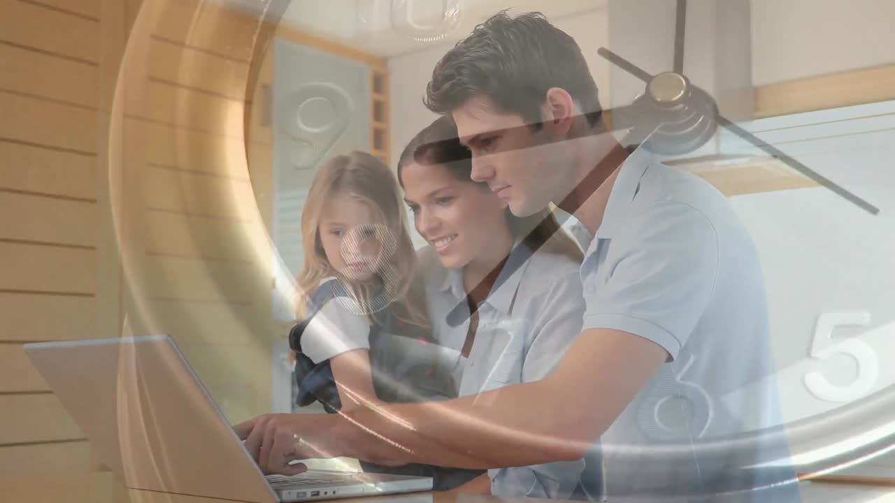 animación de una pareja caucásica y su hija usando una computadora portátil sobre un reloj en movimiento