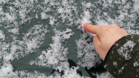 2021-Jahr-Im-Schnee-Auf-Ein-Fenster-Schreiben