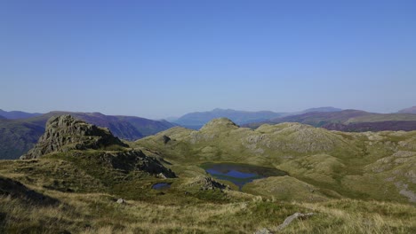 Toma-Panorámica-De-Los-Picos-En-Rosthwaite-Cayó-Con-El-Tarn-En-El-Lago-De-Hojas