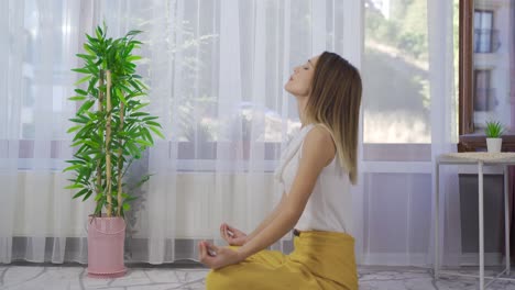 Mujer-Haciendo-Yoga-En-Casa-Con-Los-Ojos-Cerrados.