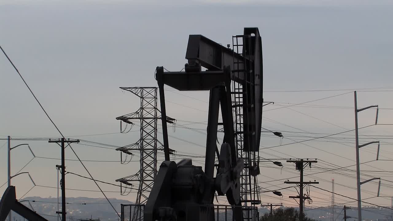 campo petrolero con bombas de aceite en los angeles por la noche, california, usa-1