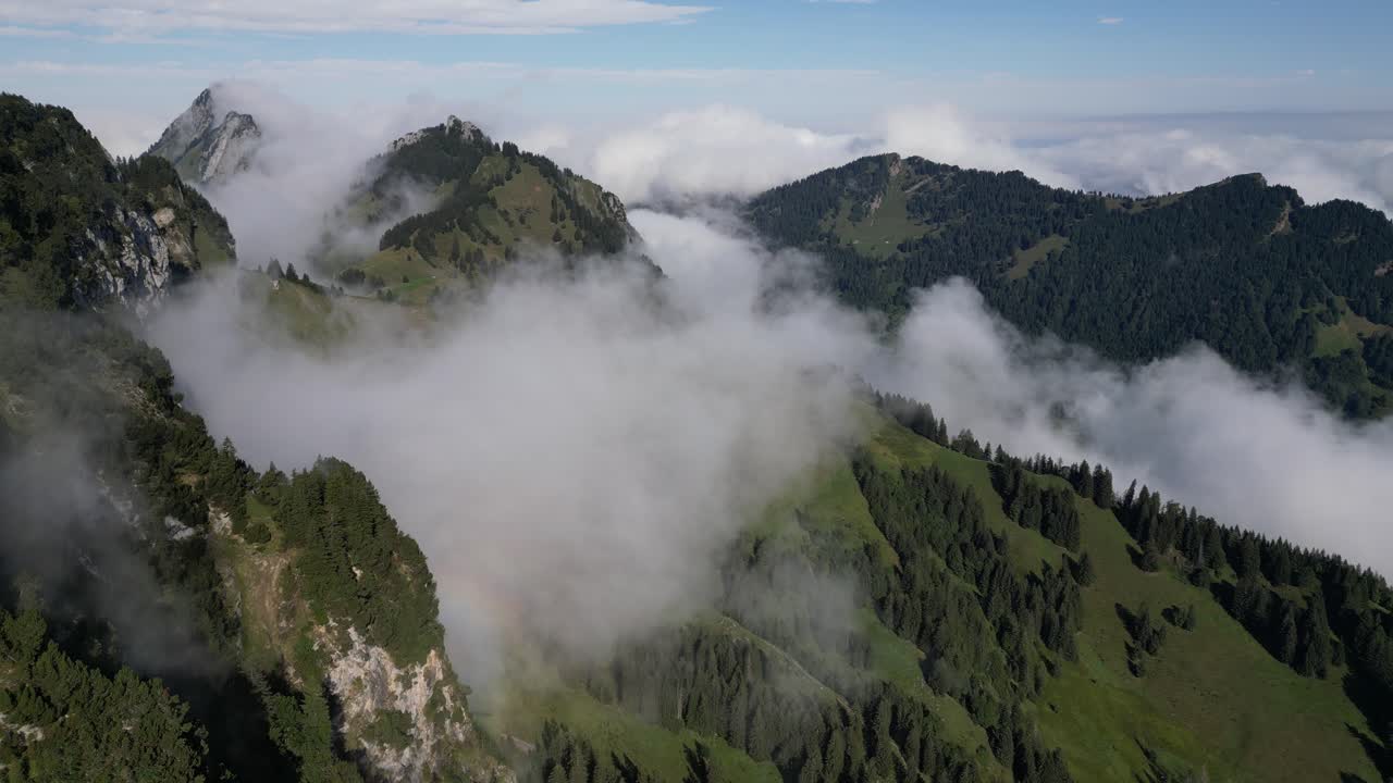 vista aérea de montañas místicas: capturando la belleza de los picos verdes y las nubes
