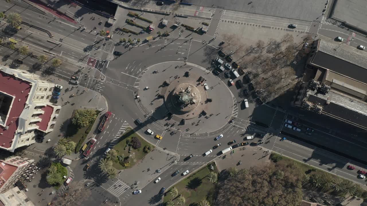 aerial: fotografía aérea de la rotonda del monumento a colón en barcelona, españa con un intenso tráfico de automóviles en un día soleado [4k]