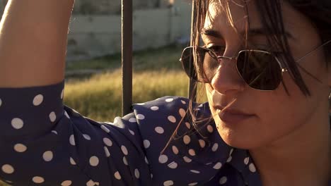 primer plano del cabello de una modelo ondeando en su cara con el viento