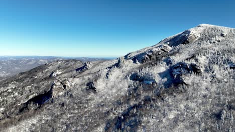 alta montaña abuelo aéreo nc en invierno con nieve y hielo rime