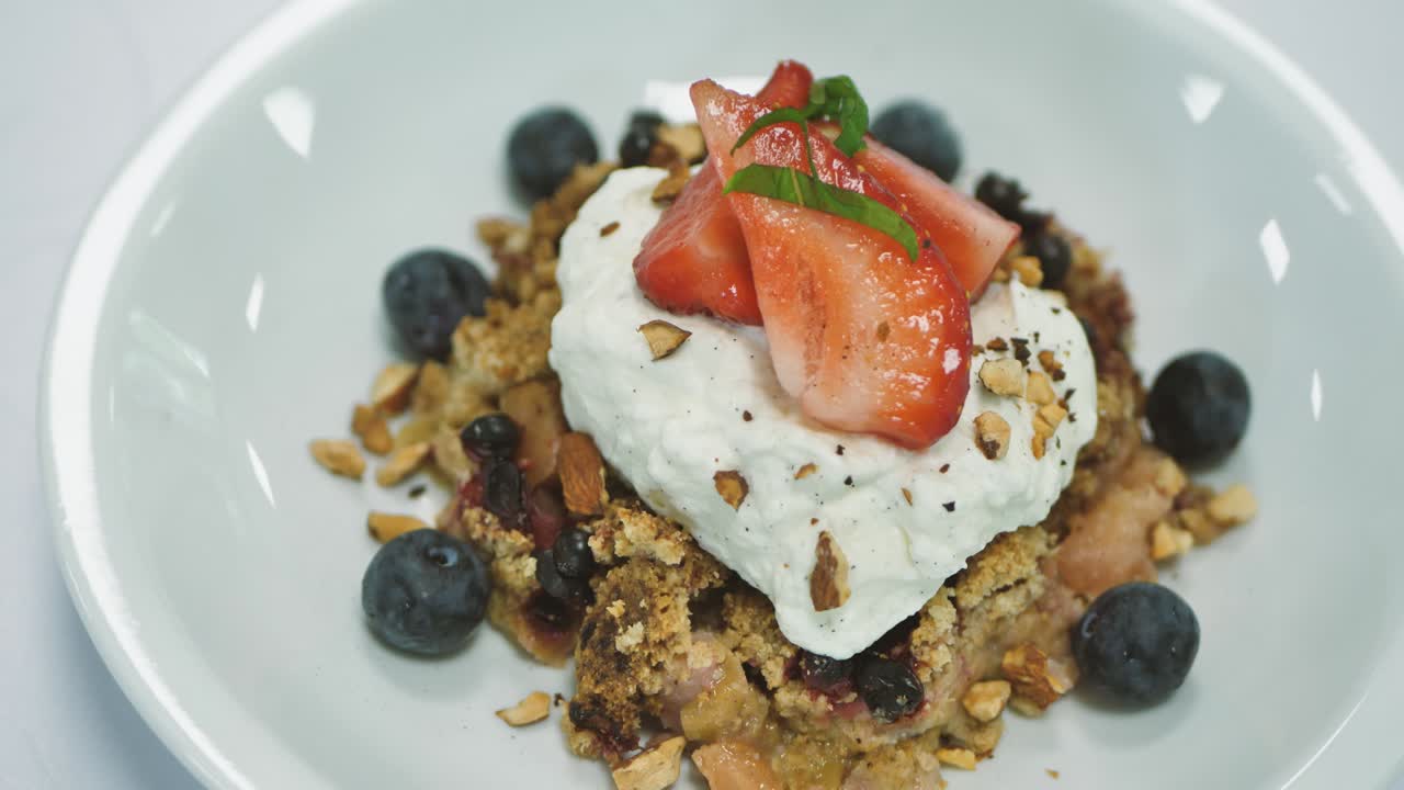 베리 쿠키와 코티지 치즈를 곁들인 달콤한 요리