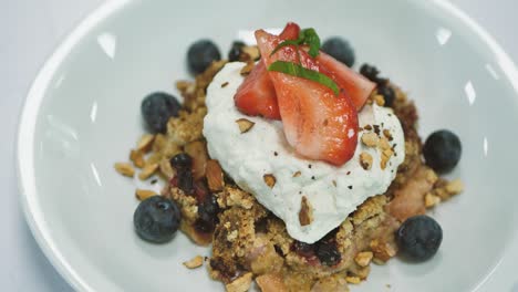 plato dulce con galletas de frutos rojos y requesón