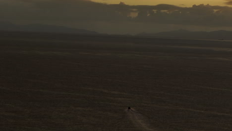buque pesquero navegando a través de la bahía de tasmania en nueva zelanda durante las primeras horas del amanecer.