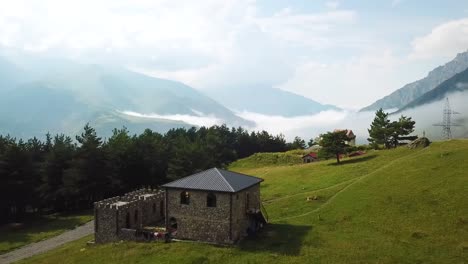 Eine-Schöne-Antenne-Einer-Kirche-Und-Tiefen-Schluchten-In-Der-Landschaft-Der-Republik-Georgien-3