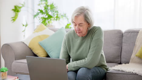 Laptop,-ältere-Frau-Und-Planung-Auf-Der-Couch