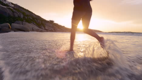 Frau-Läuft-Barfuß-Am-Strand-Bei-Sonnenuntergang-Mit-Steadicam