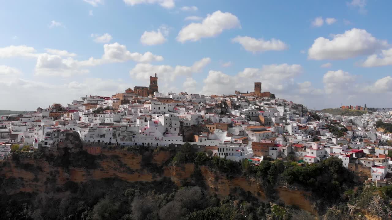 Paesaggio mozzafiato di un borgo mediterraneo in cima a una montagna