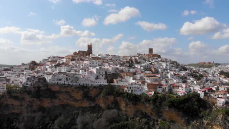 impresionante paisaje de pueblo mediterráneo en la cima de la montaña