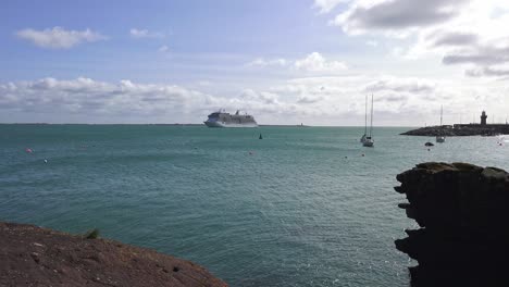 Dunmore-East-Harbour-Waterford-Kreuzfahrtschiff-Vor-Anker-Bei-Flut-Herbsttag