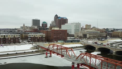 Establishing-Aerial-Shot-of-Des-Moines,-Iowa-in-Winter