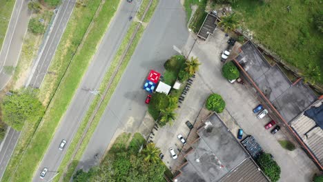 Video-De-Un-Dron-De-Carretera-Con-Una-Vista-De-Pájaro-En-Diagonal