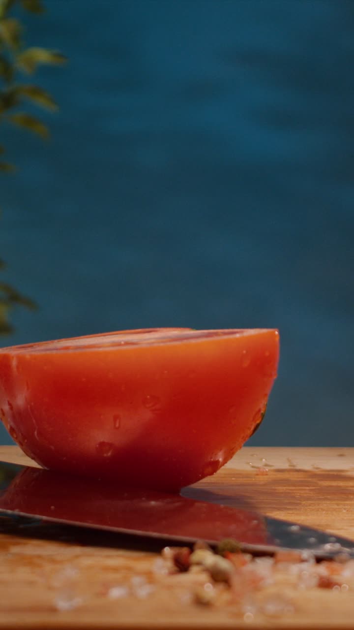 절단판 에 토마토 를 준비 하는 것