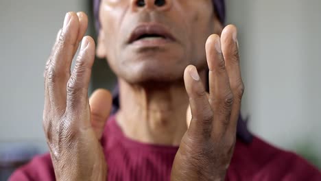 hombre orando a dios con las manos juntas hombre caribeño orando con el fondo con la gente material de archivo