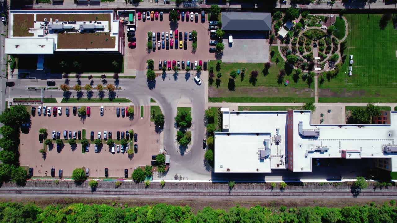 전체 가족, 십대 부모, 저소득 가정에 대한 지원 서비스를 위한 건물 위의 레이아웃