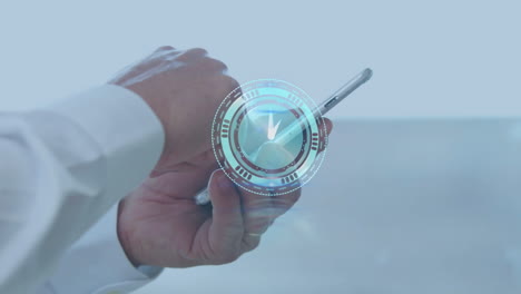 animación de escaneo de alcance y reloj sobre empresario caucásico usando un teléfono inteligente