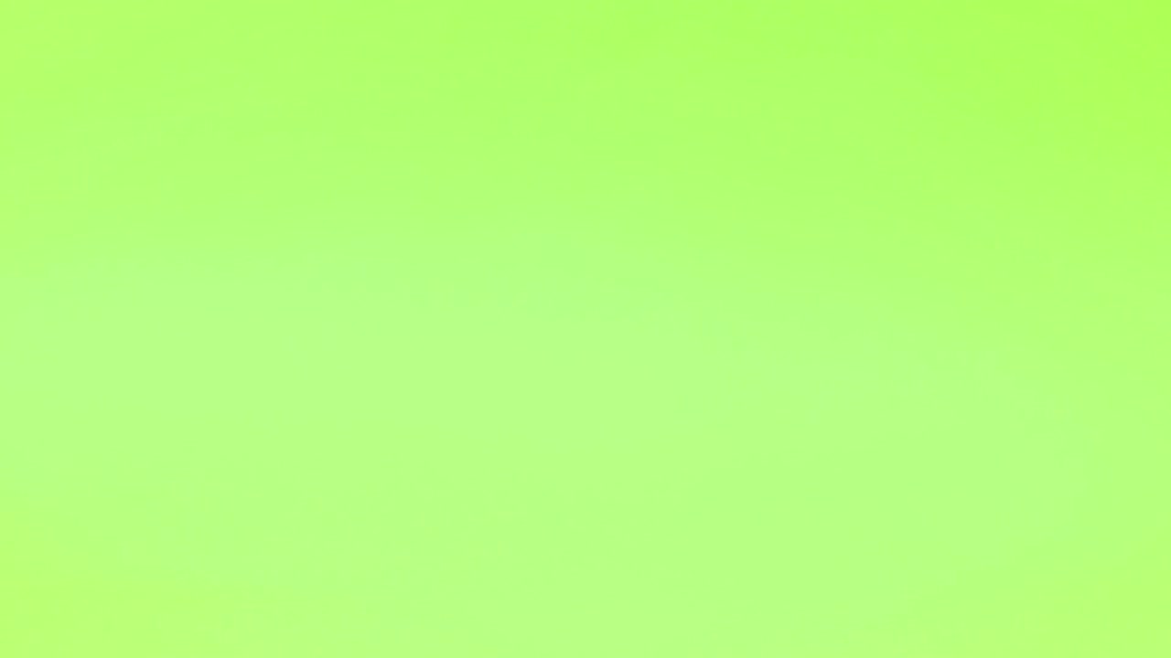 작은 빈티지 자동차 드라이브 푸른 현재 초록색 화면의 지붕에 - 스 모션