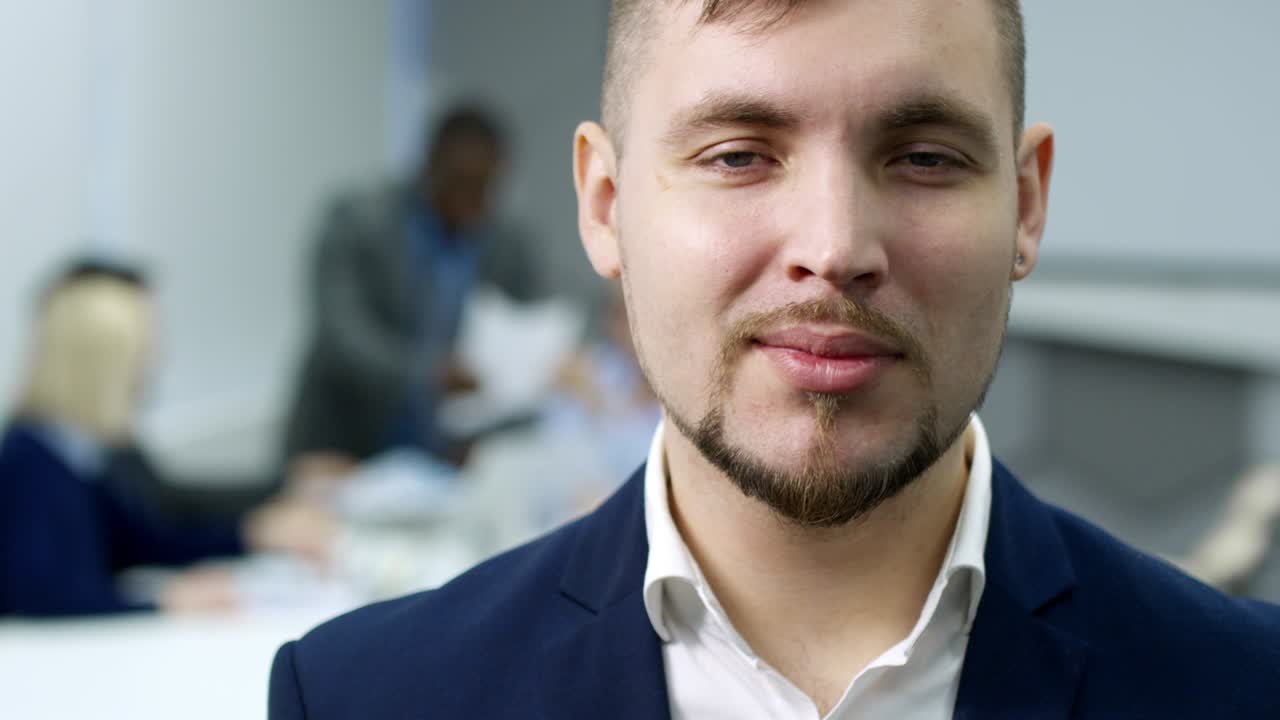 retrato de un joven y guapo hombre de negocios