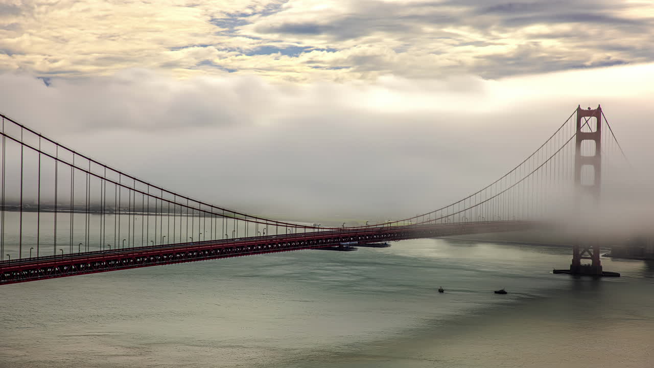 샌프란시스코 만 위의 안개와 골든 게이트 다리 아래의 배 - 타임 스