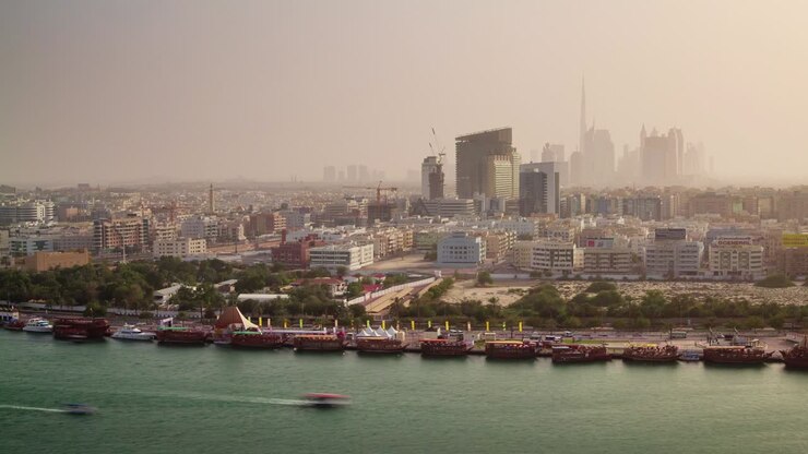 il tramonto della città di dubai, il centro di dera, il tetto, la cima del torrente, il panorama 4k, il time lapse degli emirati arabi uniti.