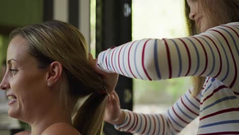 Hija-Cepillando-El-Pelo-De-Su-Madre