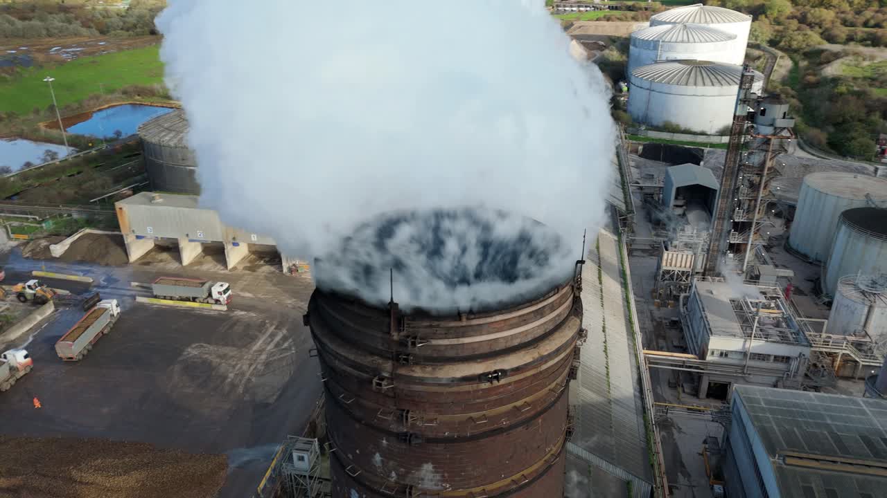 Vista aerea da drone di una grande industria di trasformazione dello zucchero con pennacchi di fumo provenienti da alti camini che illustrano l'inquinamento e la produzione a Newark, Regno Unito
