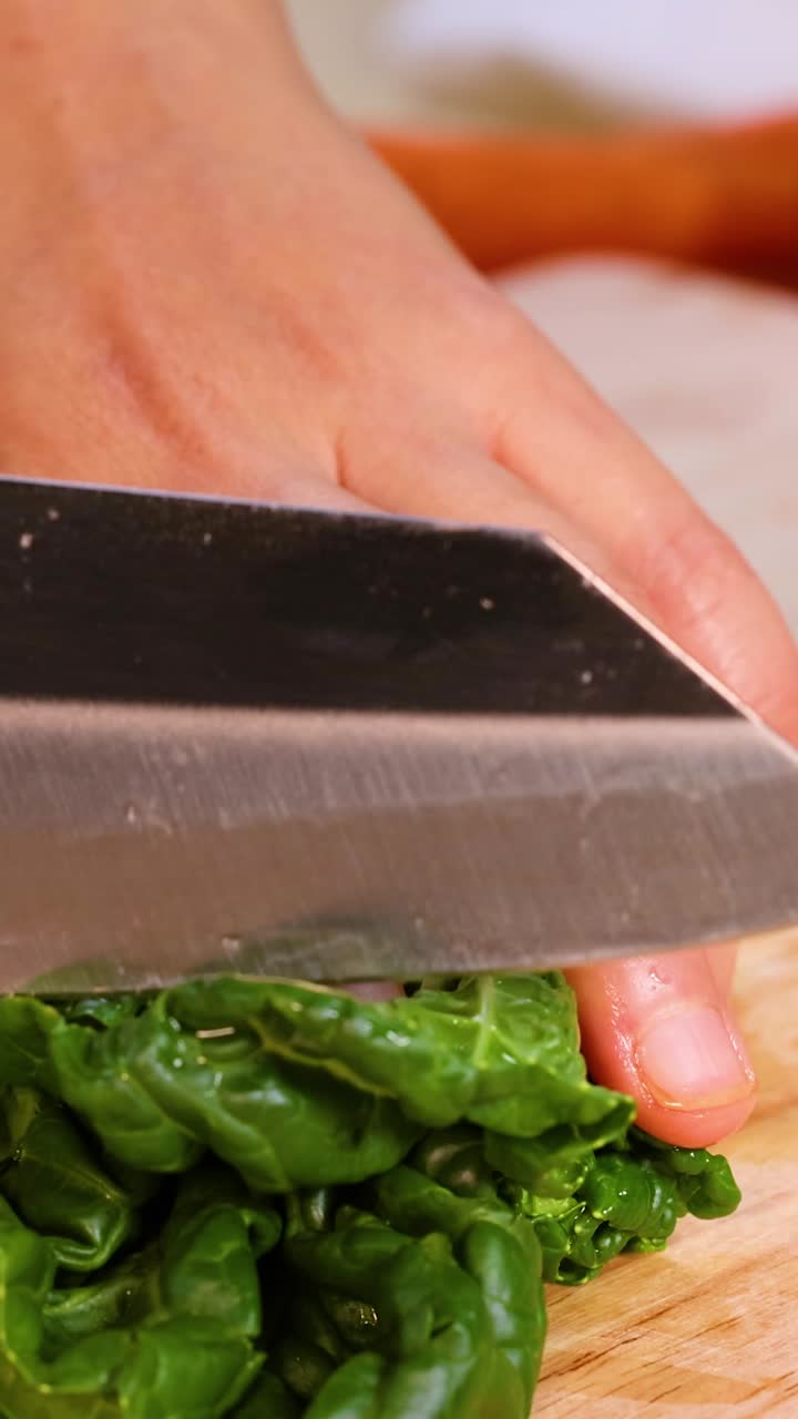 손으로 신선한 아기 보크 초이를 는 것