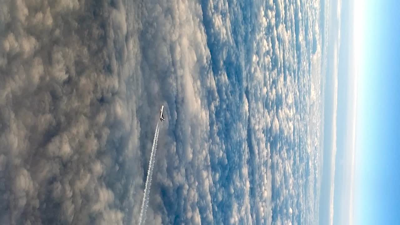 impresionante avión volando sobre las nubes, vista aérea de alto ángulo